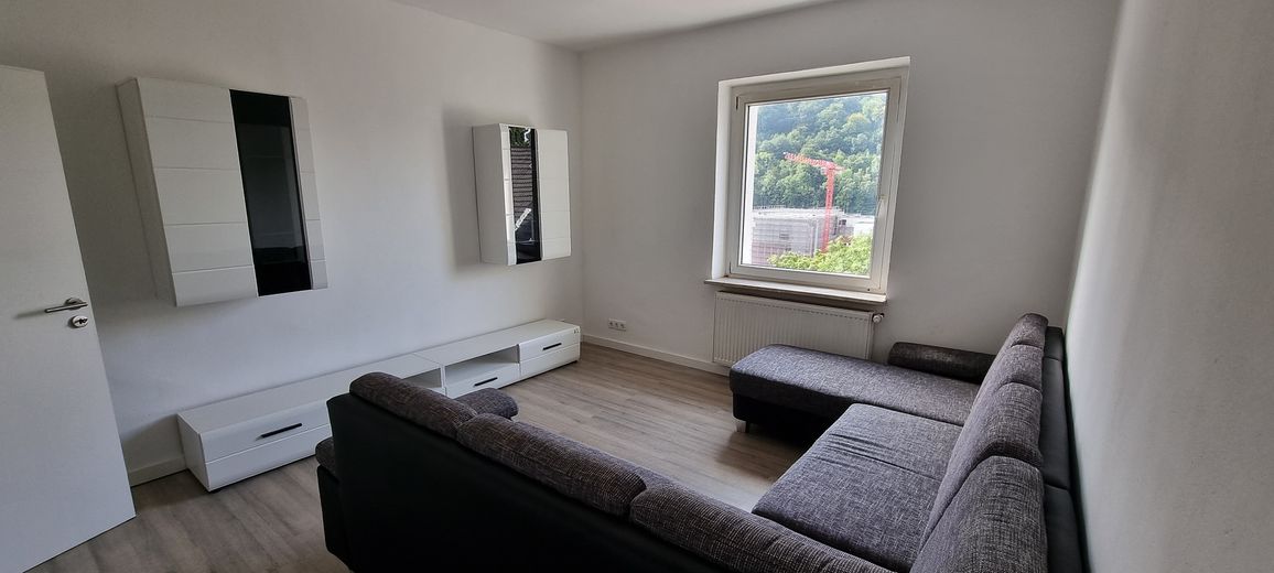 Sehr schöne teilmöblierte 4 Zimmer 103 qm DG Maisonette Wohnung mit EBK, Balkon usw. – Großes Wohnzimmer