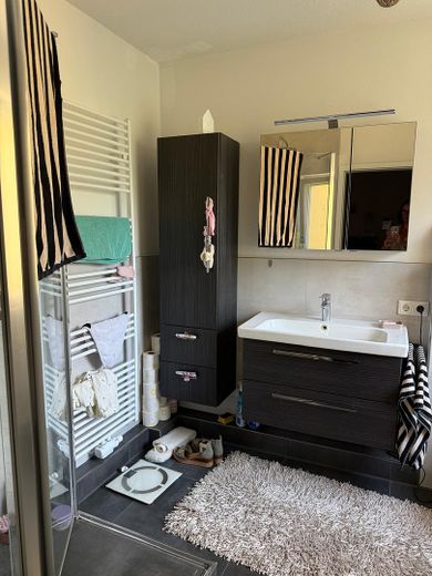 Luminoso, muy luminoso piso de 3 habitaciones, incl. cocina equipada, plaza de aparcamiento en garaje subterráneo, balcón y trastero – Badezimmer