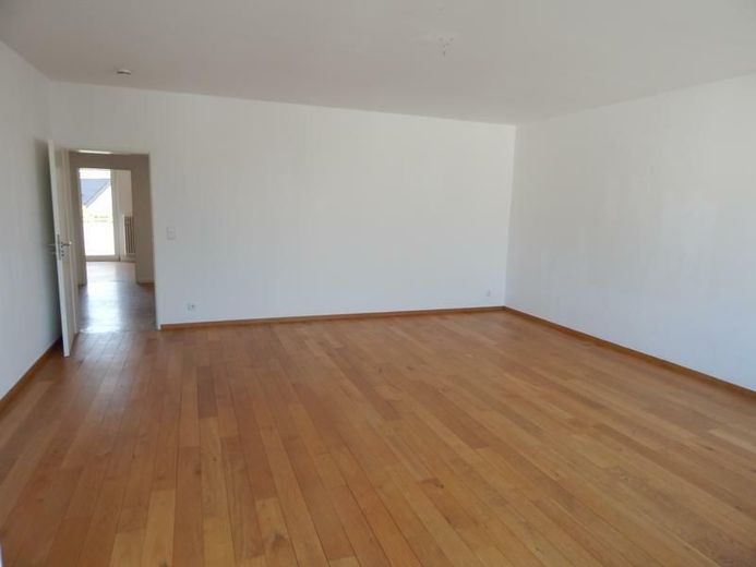 Frisch renovierte 3-Zimmer-Wohnung mit Balkon, Loggia &amp; saniertem Bad im gepflegten Zweifamilienhaus – Wohnzimmer Bild 3