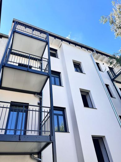Prima occupazione dopo la ristrutturazione! Moderno monolocale con balcone e cucina componibile nel sud di Halle – Hofansicht