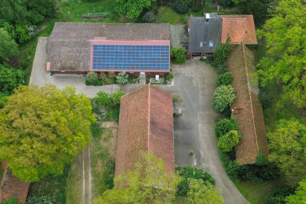 Na sprzedaż gospodarstwo z dużą instalacją fotowoltaiczną, zakładem produkcyjnym i wszechstronnymi możliwościami użytkowania w pobliżu Sulingen