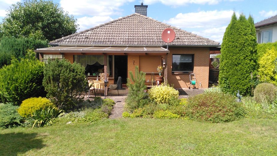 Charming detached house with a large garden in a quiet location on the edge of the forest (Wieterwald) – Südseite mit Garten