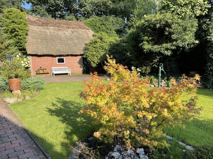 Großzügiges Anwesen unter Reet mit großem parkähnlichem Grundstück - vielseitig nutzbar. – Blick auf die Garage