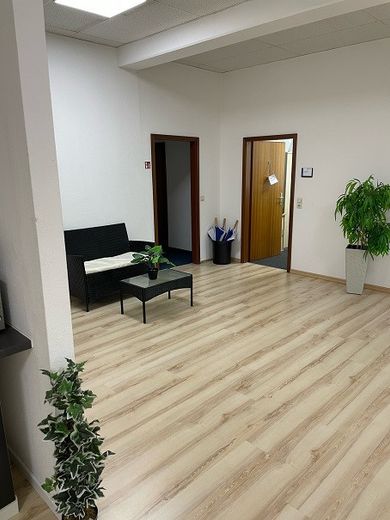 günstiger Büroraum in Gemeinschaftsbüro im Industriegebiet Leonberg an der Autobahn – Flur vorne