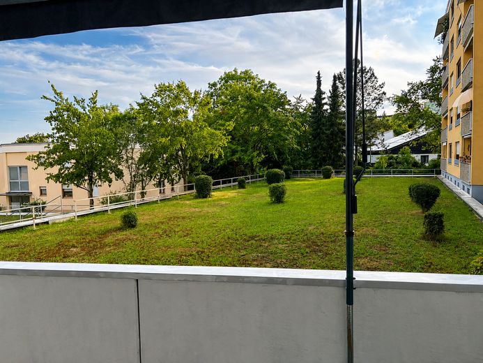 Bezugsfrei & provisionsfrei: Großzügige 2-Zimmer-Wohnung mit Südwest-Loggia und Stellplatz – Aussicht von Loggia