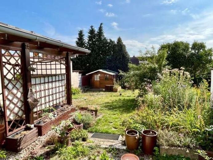 Bezugsfreies Reihenmittelhaus mit großem Garten für die ganze Familie ! – Foto 1