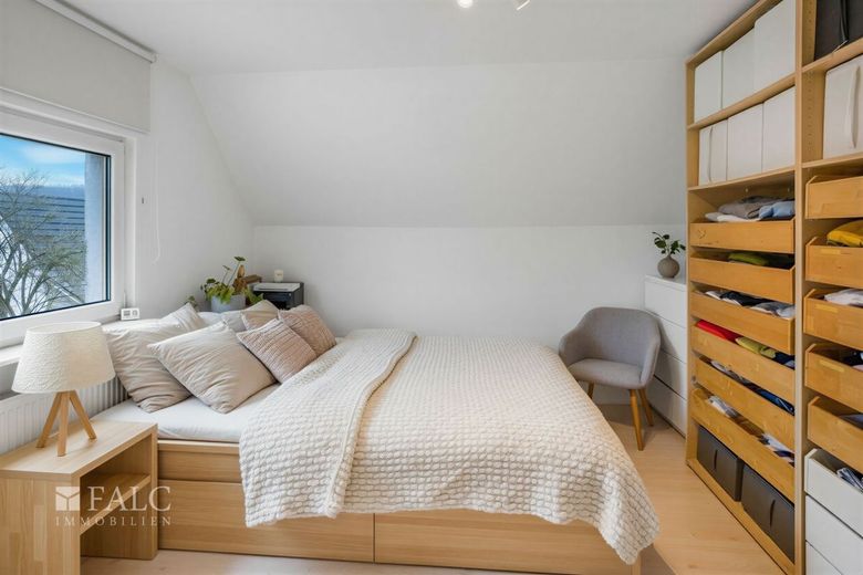 Mehr Raum als man denkt - kleines Haus, großes Grundstück – Schlafzimmer - virt.
