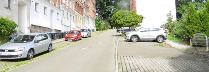 ¡Paquete inmobiliario con 7 edificios residenciales plurifamiliares parcialmente alquilados, situado en una zona urbana tranquila de la ciudad de distrito principal de Reichenbach, a la venta directamente junto al recinto de la Exposición Estatal de Jardinería!