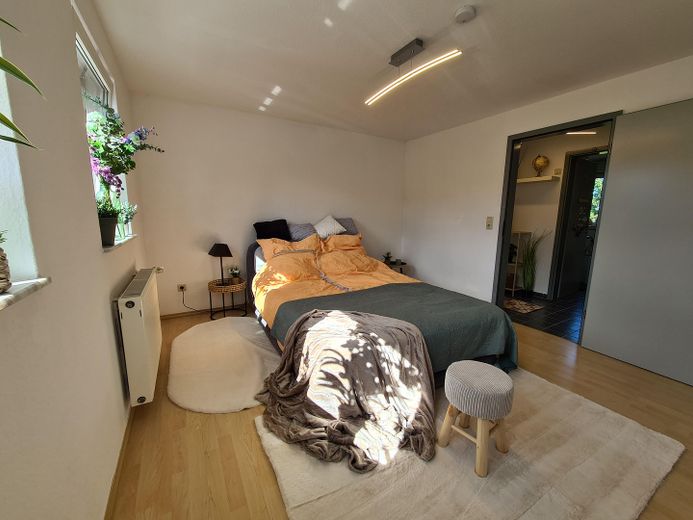 Balkonlu, otoparklı ve yeni doğalgaz kat kaloriferli 3 odalı daire | 50,90 m² – Schlafzimmer.