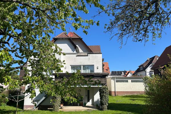 Zweifamilienhaus mit Potenzial: Eine Wohnung bezugsfertig, eine Wohnung zum gestalten und mit viel Raum für eigene Ideen