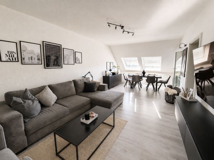 Kapitalanlage oder Invest für die Zukunft! 3 Zimmer 
ETW. mit Loggia & PkW Stellplatz ! – फोटो 1