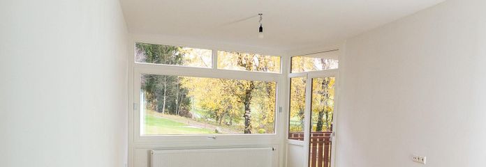2-Zimmer-Wohnung in Schluchsee, kernsaniert, mit Hallenbad – Wohnzimmer