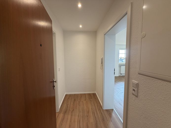 Wiesbaden-Medenbach'ta iki balkonlu yenilenmiş 2 odalı daire – Flur