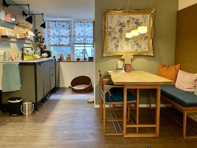 Laden in der Altstadt von Landsberg in kernsaniertem mittelalterlichen Stadthaus – Teeküche mit Sitzbereich