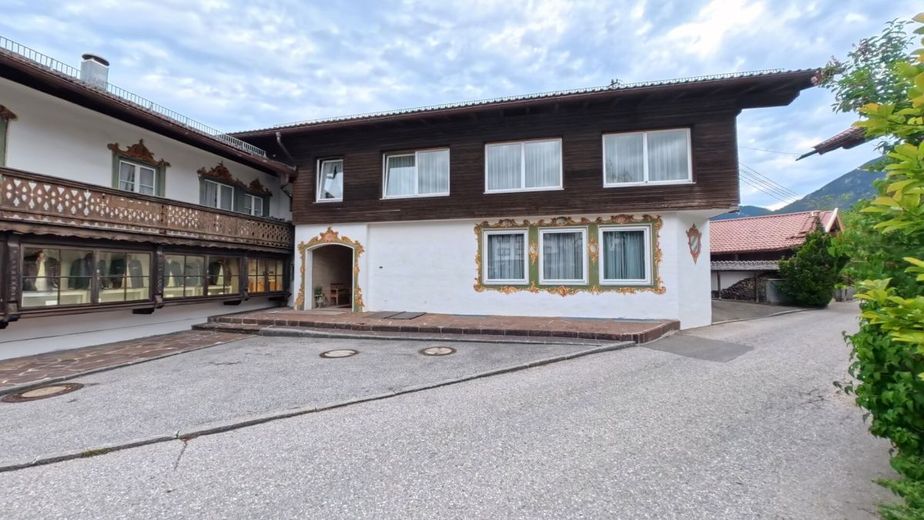 Teilbare Gewerbefläche mit 97 m², 2 Eingängen, Außenfläche und 2 Stellplätzen – Außenansicht