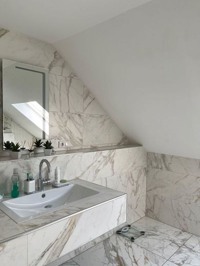 Hochwertig sanierte Doppelhaushälfte mit Hydropool & Wintergarten – ruhige, grüne Lage am Hochfeld – Badezimmer Dachgeschoss