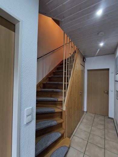 Modernisiertes Reihenmittelhaus in ruhiger Lage – Treppe zum 1.OG