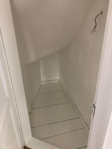 Işıkla dolup taşan 3 odalı daire, balkon ve modern banyo ile – Abstellraum