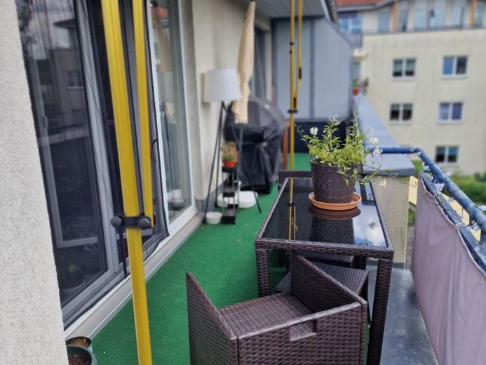 PROVISIONSFREI Dachgeschosswohnung mit Rundumterrasse und TK-Garage – Foto 1