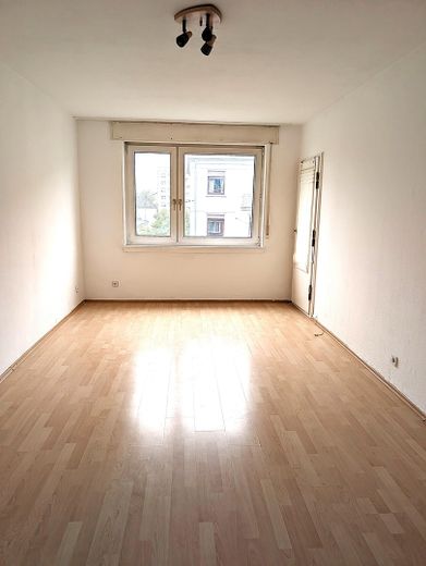 SW-Stadt semtinde keyifli daire: 2 oda, 3. kat, asansör, camlı balkon – Zimmer links
