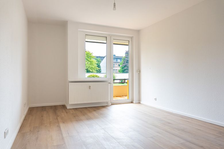 Świeżo wyremontowane 3-pokojowe mieszkanie w centralnej lokalizacji, gotowe do zamieszkania i bez prowizji na sprzedaż – Wohnzimmer