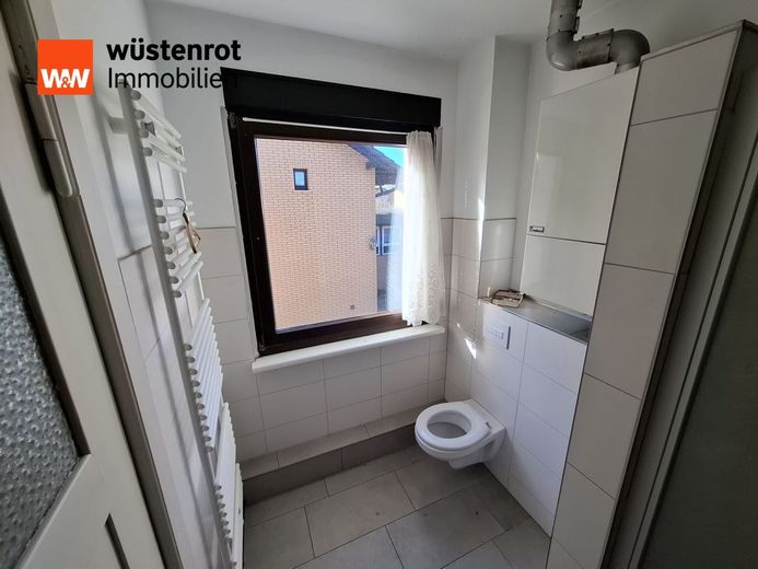 Doppelhaushälfte mit traumhaftem Grundstück und Ausbaupotenzial für ein zusätzliches Hinterhaus in Schwielowsee zu verkaufen... – WC Obergeschoss