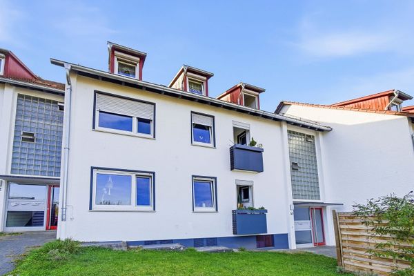4 Zi. Wohnung, 2 Garagen + 2 Stellplätze