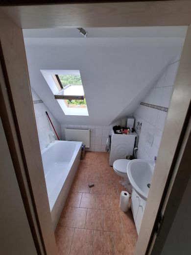 Luminoso appartamento mansardato | 2 locali, cucina, letto rialzato e vasca da bagno | Animali domestici "Sì" – Bad mit Wanne & Waschmaschine