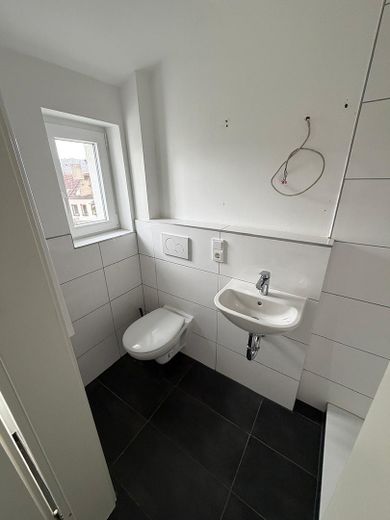 Kernsanierte Etagenwohnung, 1ZKB, Erstbezug – Badezimmer
