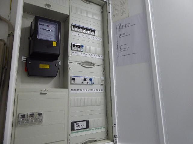 Skrajny dom szeregowy w architekturze split-level, wszystko oprócz zwyczajności! – Elektro-Verteilerschrank