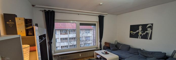 Zimmer mit großer Fensterfront