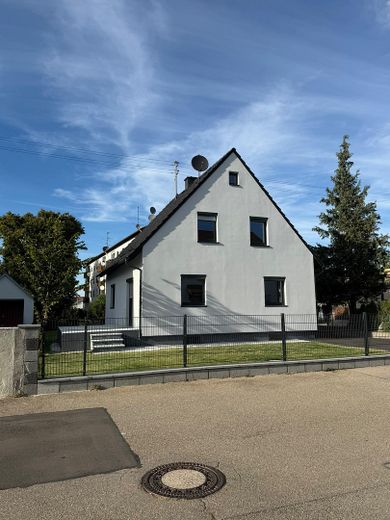 Charmantes, kernsaniertes Einfamilienhaus mit hochwertiger Ausstattung – Außenansicht