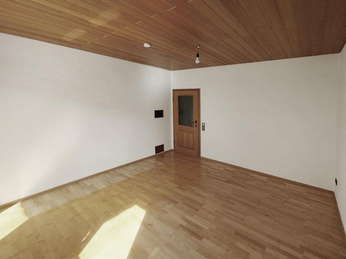 Appartamento ristrutturato con 3 locali (piano terra), cucina e terrazza esposta a sud, in posizione tranquilla a Kleinostheim – Schlafzimmer / Terrassenzugang