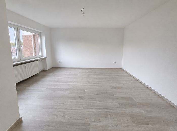 4 habitaciones, balcón, sótano: renovado y listo para entrar | sin comisión – Wohnzimmer