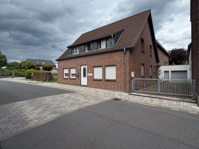 Zweifamilienhaus mit zusätzlicher Gewerbeeinheit – फोटो 1