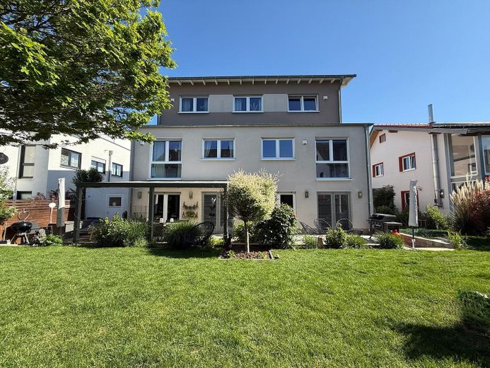 Raum zum Entfalten: Haus in Friedberg mit 120 Quadratmetern – Gartensicht-rechte Haushälfte