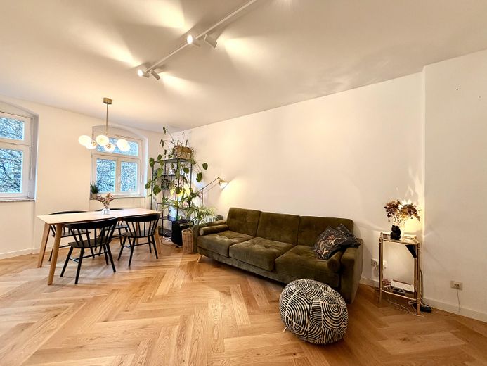 Sin comisión: Piso de 2 habitaciones renovado y amueblado en Friedrichshain (Boxhagener Kiez) – Living Room 1