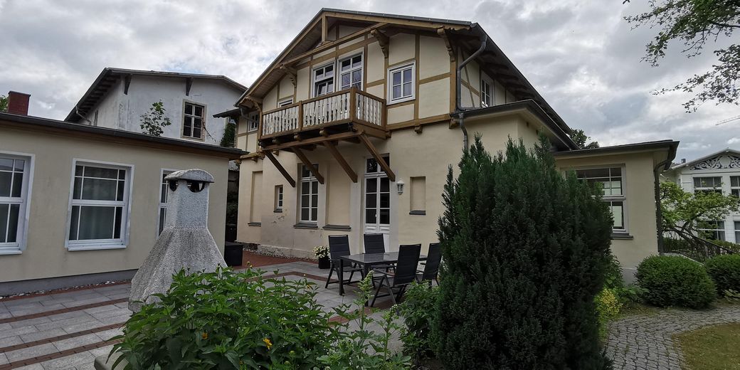 PROVISIONSFREI: Denkmal-Villa & 5 FEWOs | Rendite, Eigennutz o. Baupotenzial auf 1.203 m² – Logierhaus Seitenansicht