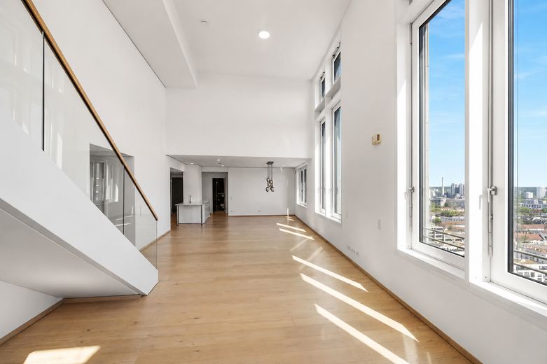 Penthouse in PRÄDIUM Frankfurt – luxury above the rooftops of the Main metropolis – Wohnzimmer 2