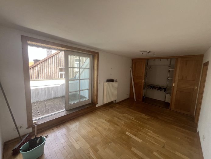 Einzigartig DG-Wohnung im nur 2 OG. mit 30m² Dachterrasse & Kamin in Burgdorf-Kernstadt – Schlafzimmer mit Balkon 