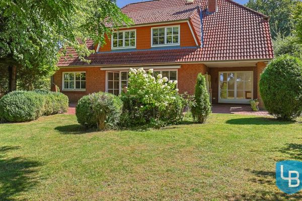 Una casa con spazio per vivere – ampia, aperta e immersa in un’oasi verde