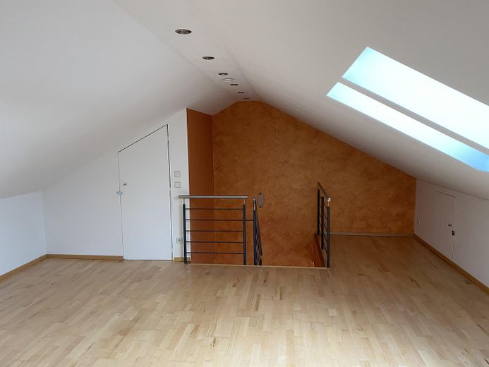 Studio mit Ahorn-Parkettboden