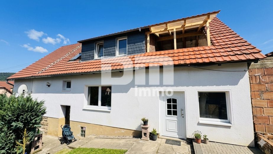 Charmanter Wohntraum mit Tradition und Moderne auf großem Grundstück – Seitenansicht