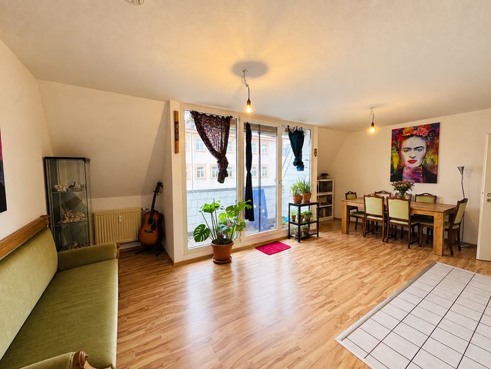 Maisonette 2,5 Raum in Stadtfeld Ost mit Balkon – Wohnzimmer mit Küche