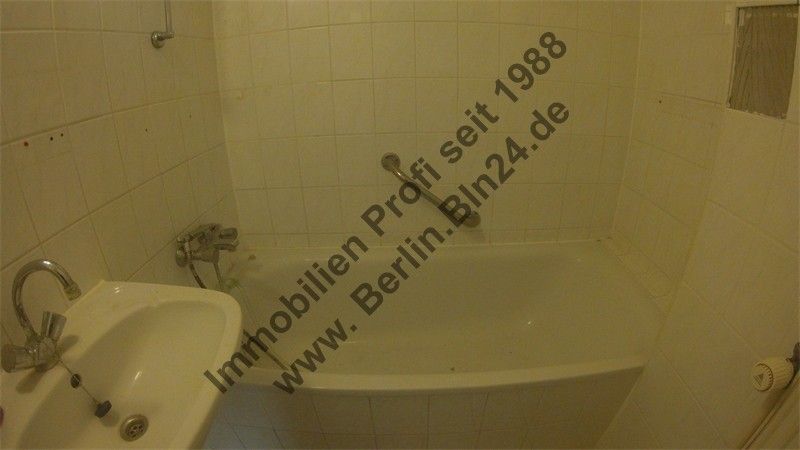 Dachgeschoß - Bezug nach Sanierung - Mietwohnung -- am Volkspark Friedrichshain – G0026071