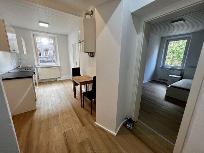 Stilvolle 2-Zimmer-Altbauwohnung – frisch renoviert mit moderner EBK; WG Geeignet – Wohnbereich