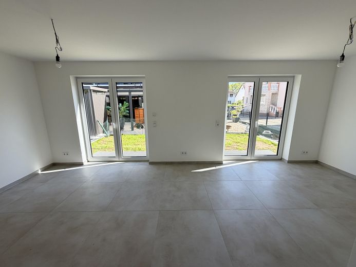 Élégant appartement de 2 pièces avec jardin privatif et équipements modernes – Wohnzimmer Ansicht Garten