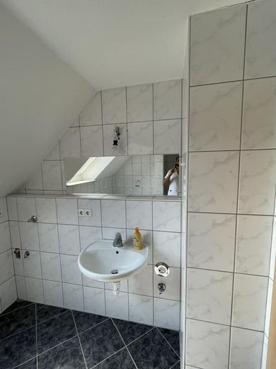 Zentrale provisionsfreie Wohnung in Neu-Ulm, perfekt für eine WG – Bad unten 1
