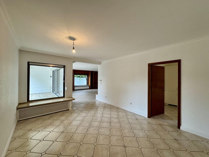 Heller 5-Zimmer-Bungalow mit Kamin, großem Garten & Doppelgarage | Stadtgrenze Hamburg – Essdiele