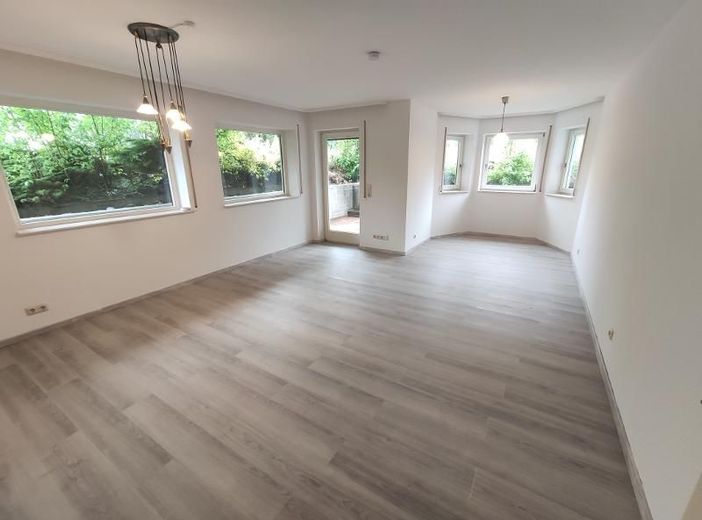 2 Zi. Souterrain Wohnung mit Terrasse und Garten (optional) – Wohnzimmer mit Zugang zur Terrasse Bild 1